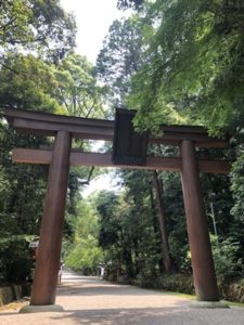 ご神鶏がお出迎えしてくれる神社をレポート【石上（いそのかみ）神宮】 御朱印や駐車場は？