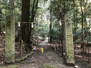 ご神鶏がお出迎えしてくれる神社をレポート【石上（いそのかみ）神宮】 御朱印や駐車場は？